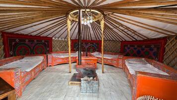 Mongolian Traditional Ger | Didekorasi berbeda-beda dan dilengkapi dengan perabotan berbeda-beda