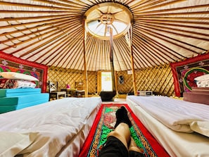 Decoración personalizada, muebles diferentes y ropa de cama 