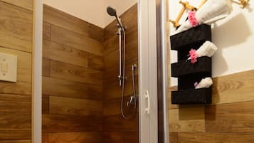 Dusche, Haartrockner, Bidet, Handtücher