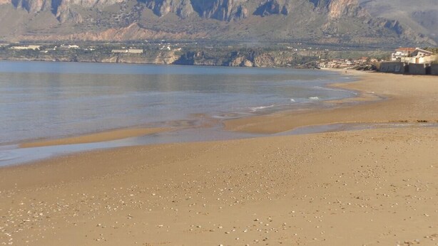 A beach with a clear view of mountains in the background. - Villa with pool (Trappeto)