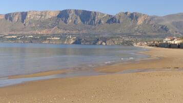 Chaises longues, serviettes de plage