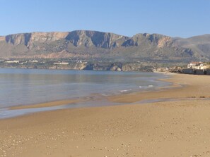 サンラウンジャー、ビーチタオル