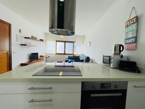Réfrigérateur, four à micro-ondes, un four, surface de cuisson