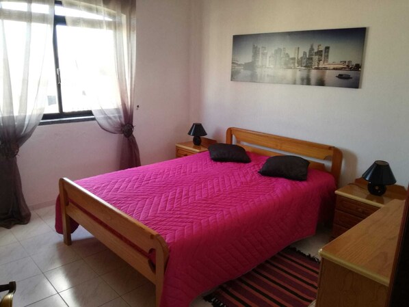 2 chambres, fer et planche à repasser, accès au Wi-Fi (inclus)
