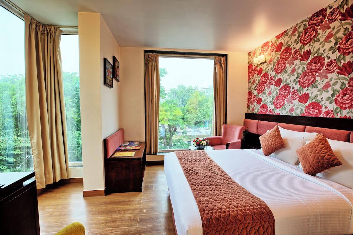 Premium Room | 1 bedroom, in-room safe, desk, soundproofing