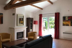 Smart-TV, Kamin, Tischtennisplatte