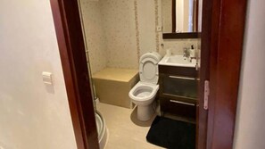 Shower, hair dryer, towels, soap - Éclat de Charme, Bel Appartement au Coeur de L'agdal Rabat (Rabat)