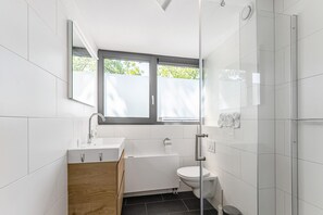Shower, towels - Holiday Home in Lochem with Garden View (Lochem)