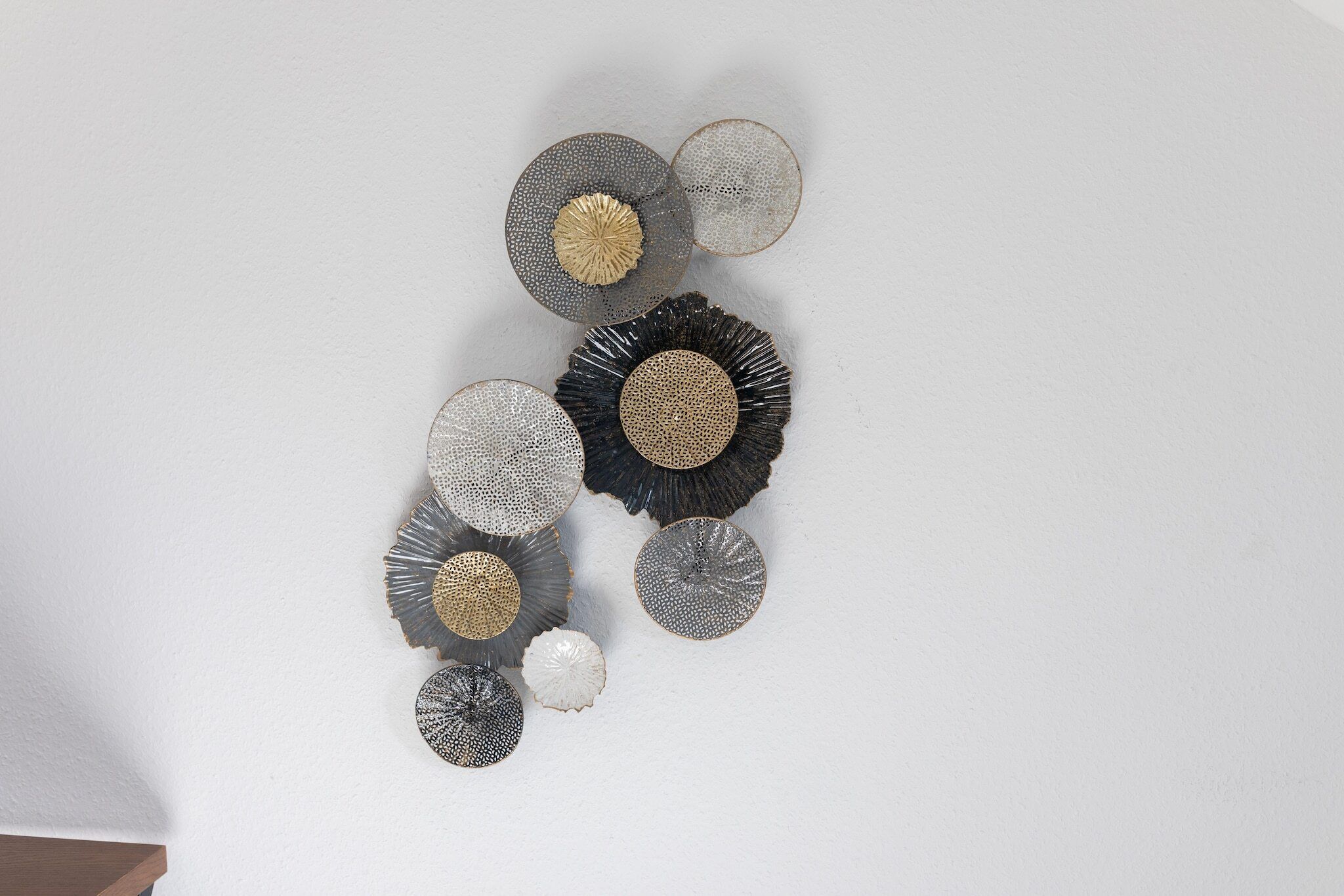 Una pared decorada con un arreglo circular de objetos.