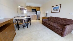 Living area - IDEAL Avalon Beach Condo Rental (Avalon)