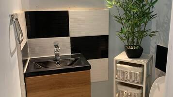 Dusche, Haartrockner, Handtücher, Seife