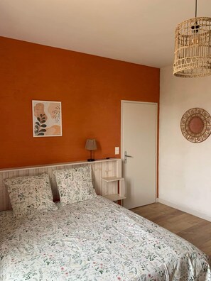 7 habitaciones, tabla de planchar con plancha y cuna de viaje 