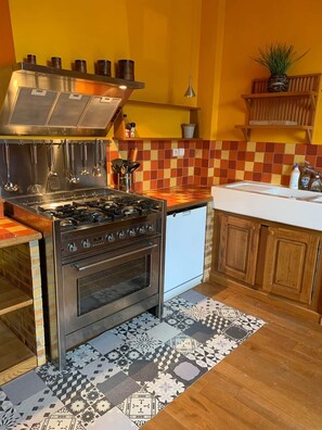 Refrigerador, microondas, horno y cafetera y tetera 