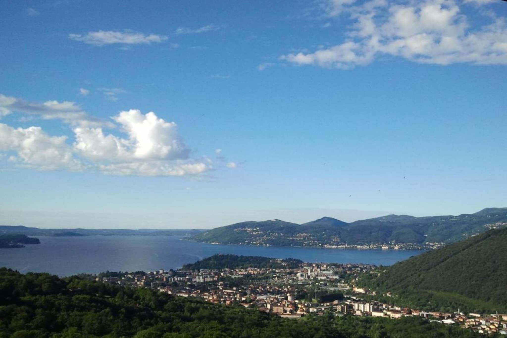 Une ville côtière offrant une vue sur la mer et les collines.