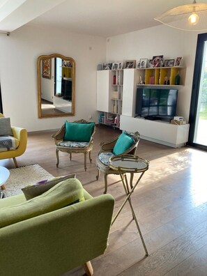 Smart-TV, Kamin, DVD-Player, Stereoanlage