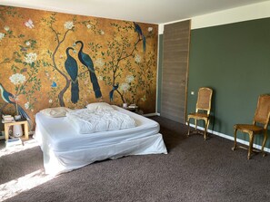 4 slaapkamers, een bureau, een strijkplank/strijkijzer, gratis wifi