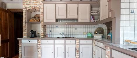 Kühlschrank, Mikrowelle, Herdplatte, Geschirrspüler