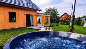 A modern house with a hot tub in the backyard. - Ein Strand- und Seehaus. 200m von der Camminer Bucht,1,8km vom Meer Entfernt (Zastań)