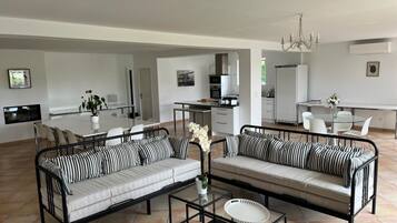 Télévision, table de tennis de table