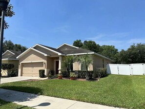 Exterior - Fenced in - Walk to Brandon boat ramp & 25 minutes to Busch Garden theme parks!  (Brandon)