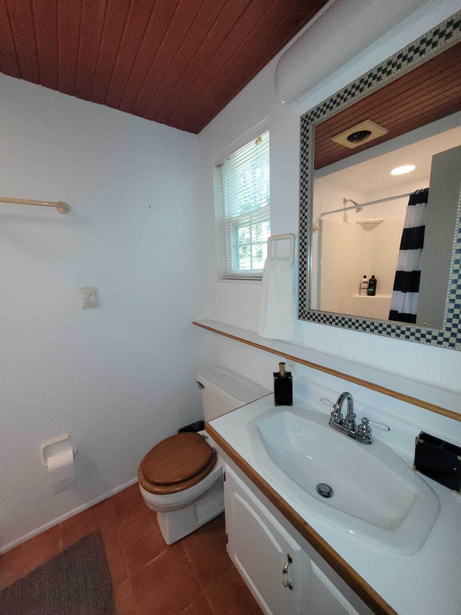 Douche, séchoir à cheveux, serviettes fournies, savon