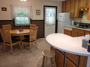 Kylskåp, mikrovågsugn, ugn och spishäll