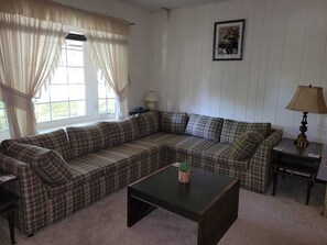 Smart TV, DVD player, books - Home in State College (State College)