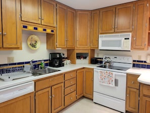 Fridge, microwave, oven, stovetop - Home in State College (State College)