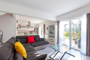 Smart-tv en een tafeltennistafel