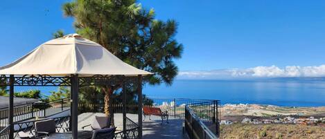 屋外ダイニングエリア