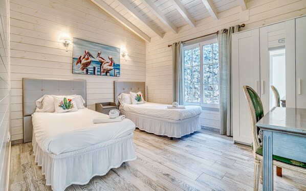 3 bedrooms, iron/ironing board, WiFi, bed sheets