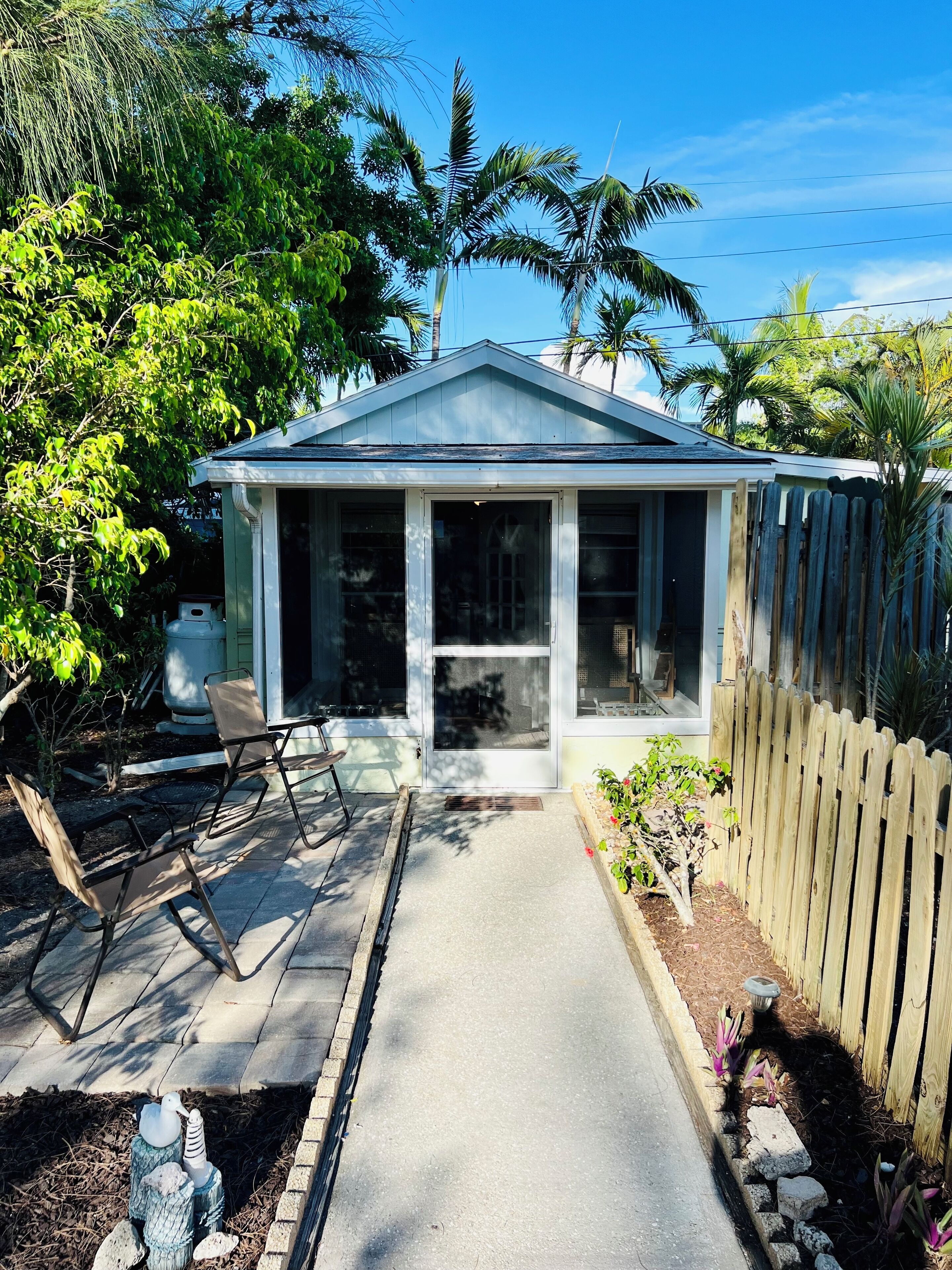 Adorable private house on AMI 2 bedrooms, steps from the sand! Privately owned.