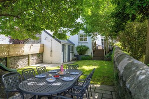 Outdoor dining - Hillcote - stunning house, garden, parking, 2 lounges, superking beds. Cornwall. (Wadebridge)