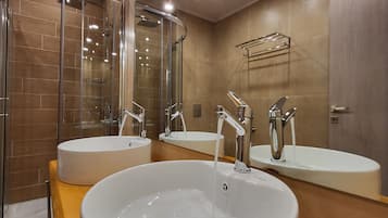 Scorpios | Baño | Artículos de higiene personal gratuitos, secador de pelo y zapatillas