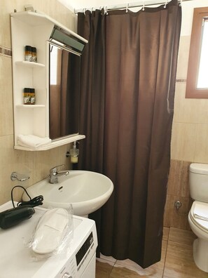 Asciugacapelli, asciugamani, sapone, shampoo