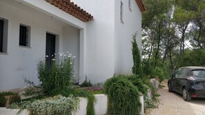 Stunning home with a beautiful garden and a clean, modern design.