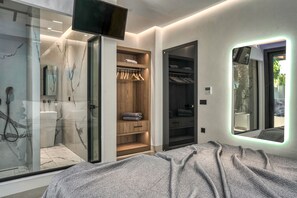 3 bedrooms, in-room safe, iron/ironing board, travel cot