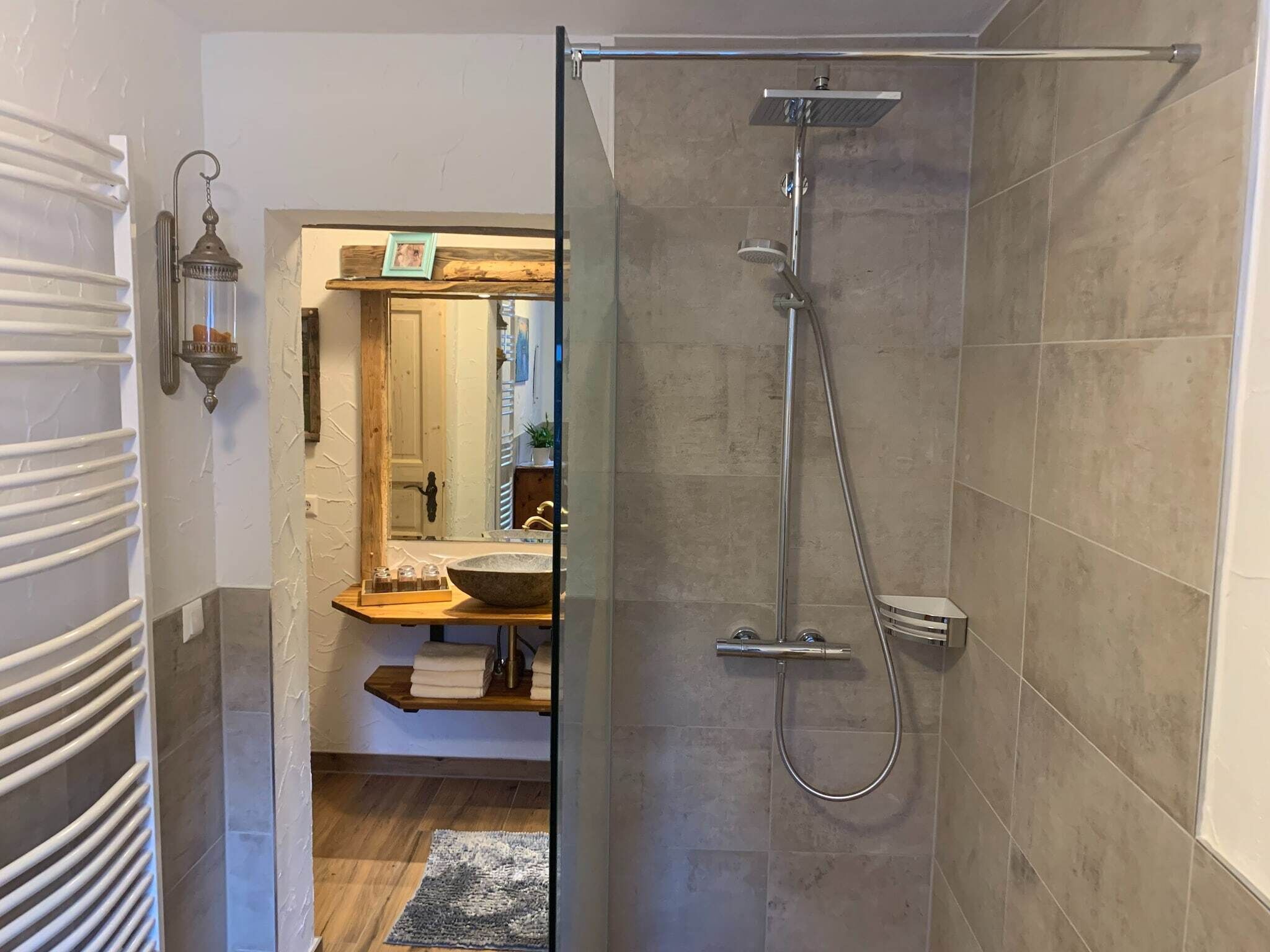 Shower, hair dryer, towels