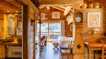 Grand Suite | 1 bedroom, premium bedding, pillowtop beds, in-room safe