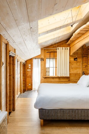 Premium bedding, pillow-top beds, in-room safe, individually decorated - Le Hameau de mon Père (Manigod)