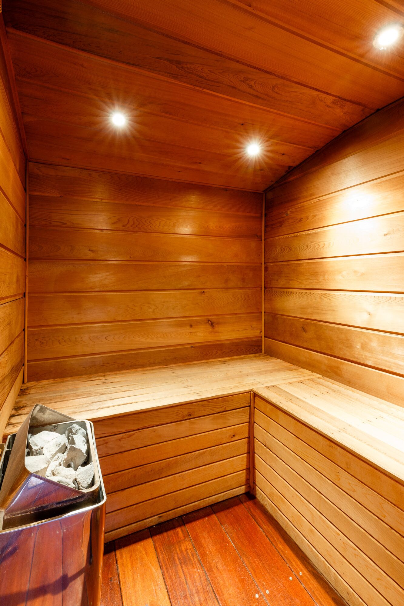Een sauna met houten wanden en banken.