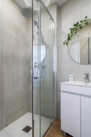 Douche, sèche-cheveux, serviettes fournies