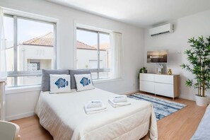 1 bedroom, iron/ironing board, travel cot, WiFi - Sunny Comfy Flat | Prime Location by HostWise (Porto)