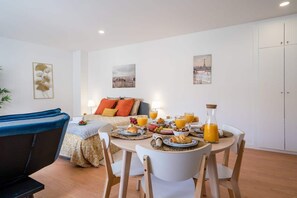 Dining - Sunny Comfy Flat | Prime Location by HostWise (Porto)
