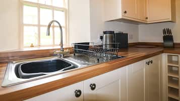 Cottage | Private kitchen | Fridge, electric kettle, toaster, cookware/dishes/utensils