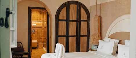 Royal tweepersoonskamer | Een minibar, een bureau, geluiddichte muren, gratis wifi