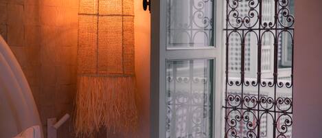 Een minibar, een bureau, geluiddichte muren, gratis wifi