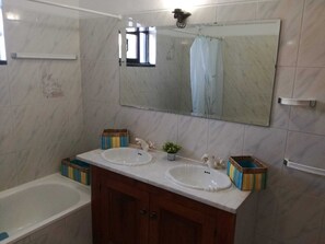 Bidet, towels