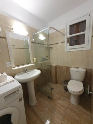 Haartrockner, Handtücher, Seife, Shampoo