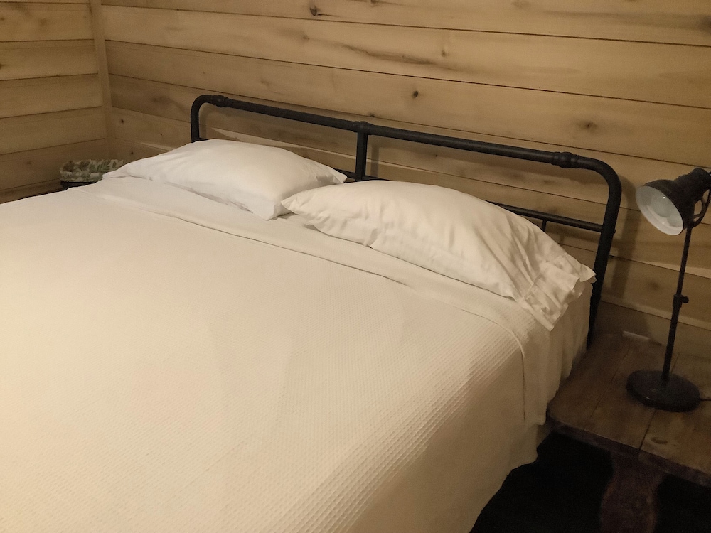 Serene & Cozy Cabin in Middle Tennessee Wrap Around Deck Pet